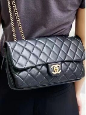 CHANEL Calfskin Quilted Medium CC Classic Flap bag Like New Black purse Pristine